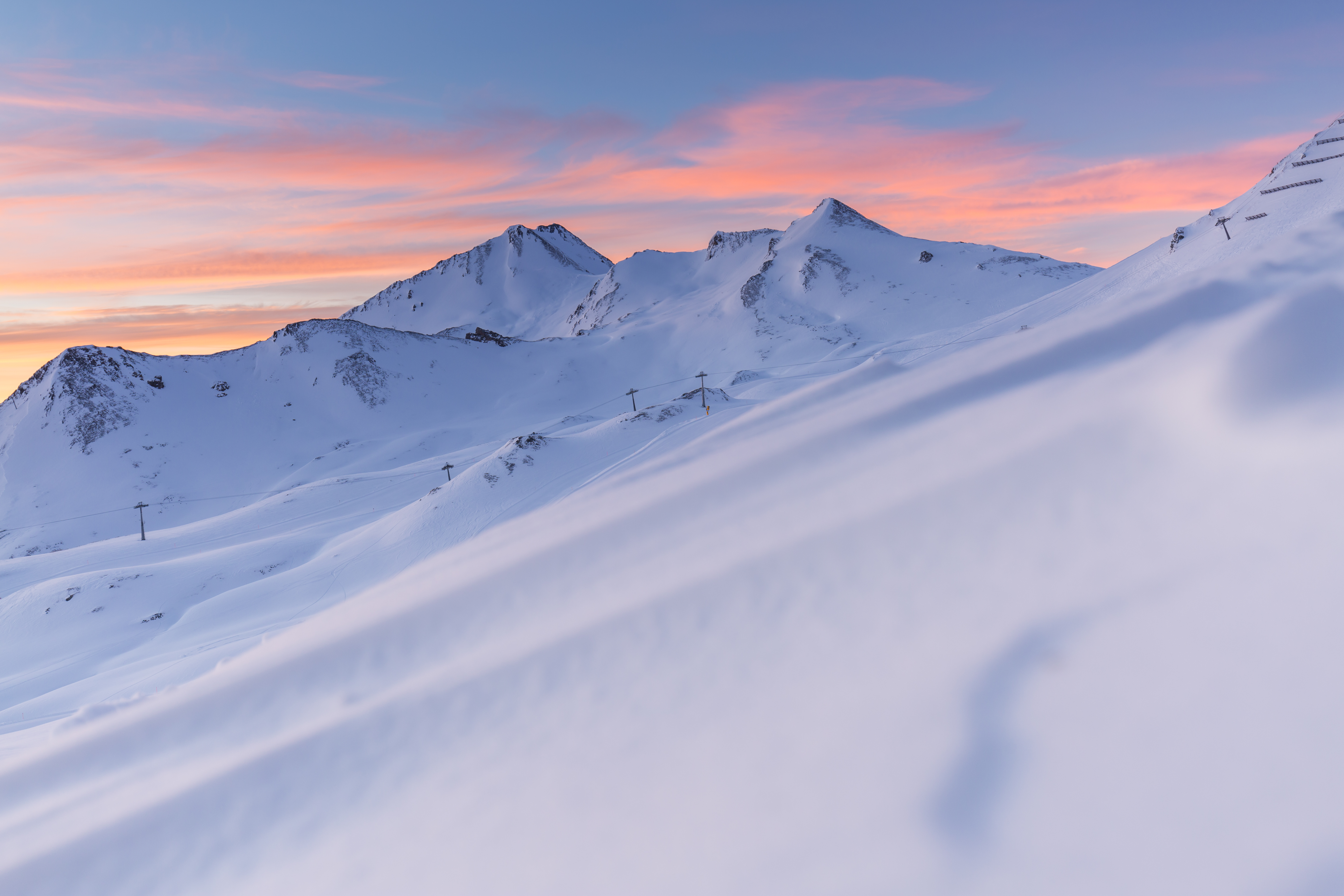 <p>Early risers can ride a piste groomer to the Hexenseehütte before sunrise, where a fine breakfast awaits, before hitting the slopes. An unforgettable experience.</p>
